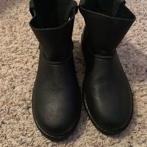 New Black leather mini Ugg Australia boots size 7